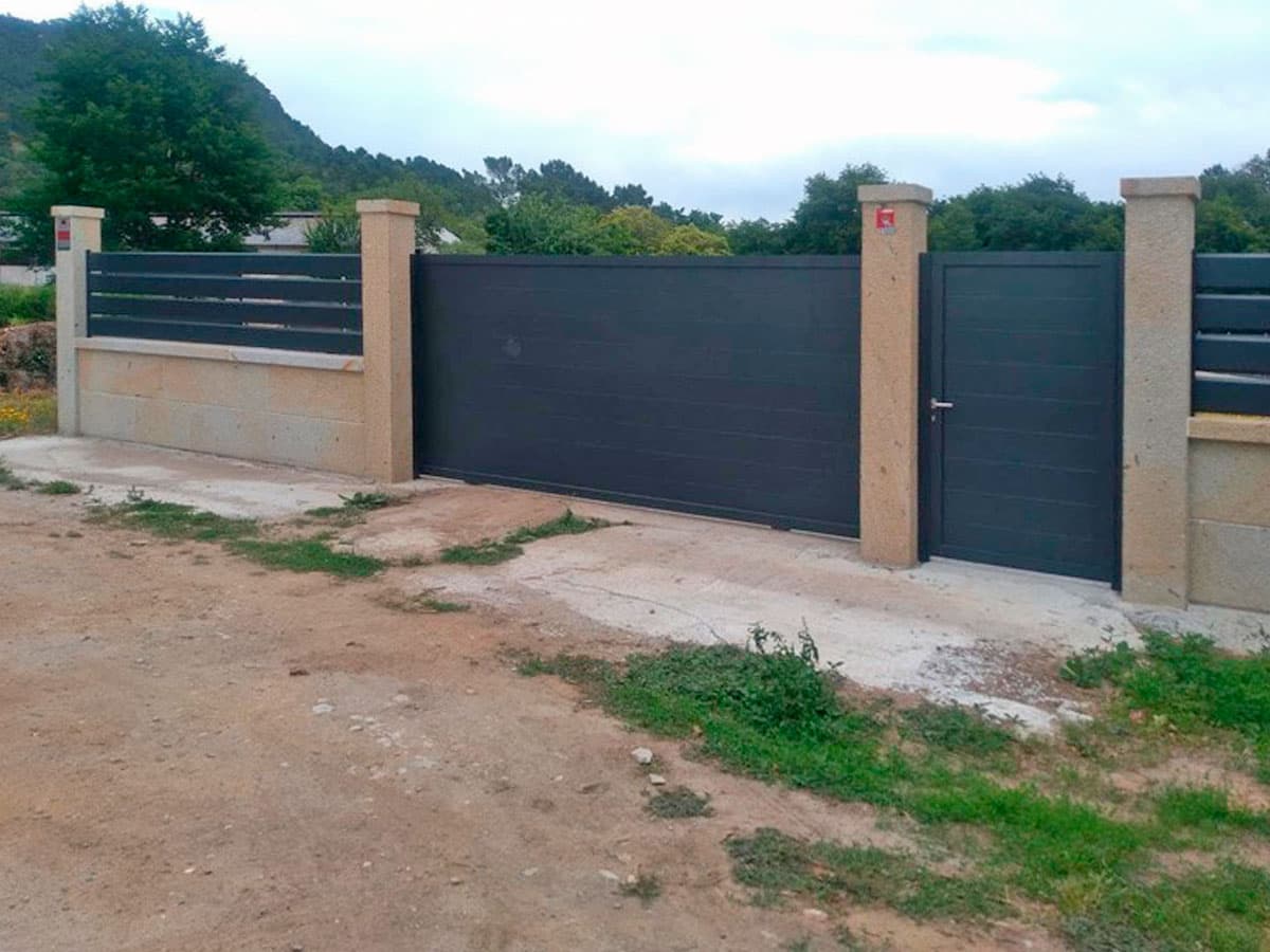 Instalación de puertas y portales en aluminio en O Carballiño
